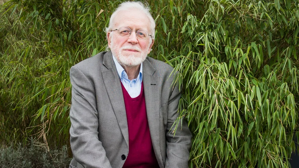 Historieprofessor Alf W. Johansson skriver om det kollektiva minnets bistra relation till historievetenskapen. Kollektiva minnen behöver inte "vara falska" men det "sakrala skimmer" de är omgivna av ställer till det.