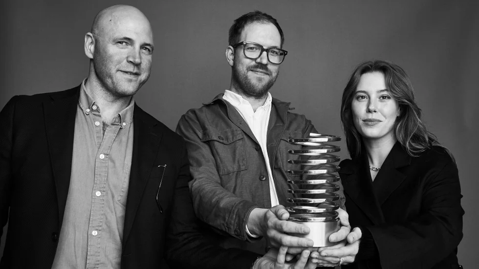 Delar av reklambyrån OKTO var på plats i New York för att ta emot pris. Från vänster: Emanuel Lantz, Andreas Blombäck och Franziska Engsner. 
