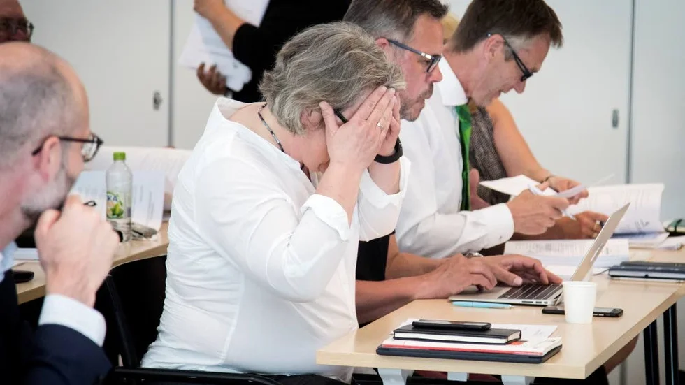 Regionfullmäktige väntas fatta beslut om att inrätta fyra årstjänster som politiska sekreterare. Förvaltningsledningen har avrått.