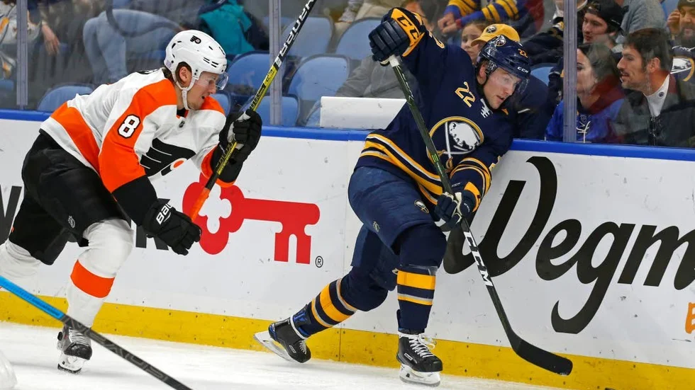 Johan Larsson blev målskytt, och hamnade i slagsmål, när Buffalo besegrade Philadelphia med 5-2.