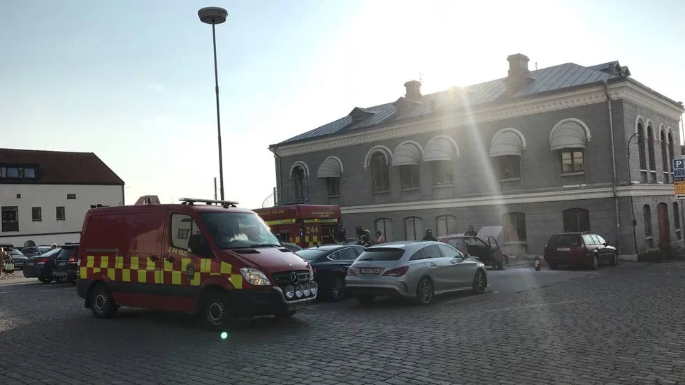 En bil började brinna i Visby hamn.
