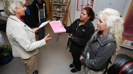 Nästan 3 000 namn. Kommunalrådet Lena Celion får namnlistor för en ny skola i Garda av Tony Mauritzon, i sällskap av Karin Åström, Rune Olsson och Patrik Ahlmark.foto: rolf jönsson