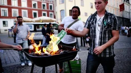 Reklambål. Genom att tända grillen vill Robert Damberg väcka uppmärksamhet kring alkoholreklamen.foto: joel nilsson