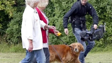 Hunden Barkly tittar uppmärksamt på hundexperten Barbro Börjesson och verkar tycka att det är roligt att lära sig nya saker. Här går Börjesson tillsammans med Anette Rudelius medan fotografen Oskar Boström filmar.