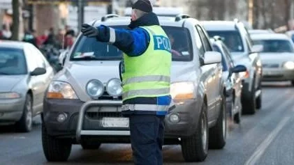 STOCKHOLM 20110127 Trafikpolisen har kontroll i korsningen Valhallavägen/Odengatan, kontroll av hastigheten och trafikljus.
Antalet återkallade körkort minskade med 43 procent förra året, visar Transportstyrelsens statistik. Polisens nya strategi när det gäller hastighetsövervakning innebär att den låter de värsta fartsyndarna vara. I stället satsas krafterna på att sänka medelhastigheten, för att på så sätt få ned antalet skadade och dödade i trafiken.
Foto Bertil Ericson / SCANPIX / kod 10000