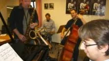 <7GT_Bildrubrik>"tre blir fyra"</7GT_Bildrubrik>. Jonny Lindström utökar jazztrion till en kvartett och fredag-söndag presenterar de sig med tre konserter. Bakom trummorna sitter Marcus Grufstedt, vid basen Nils Ossman och bakom pianot Jean-Simon Maurin.