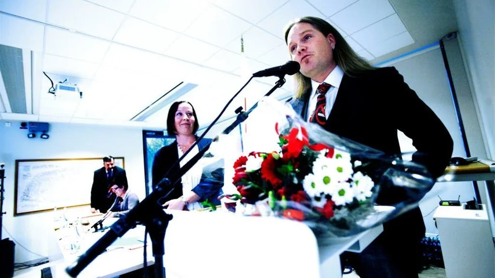 Conny Carlsson fick ta emot årets kulturpris under regionfullmäktigemötet av kultur- och fritidsnämndens ordförande Janica Sörestedt (S).