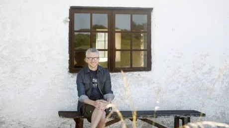 Gallerist. Magnus Karlsson ser sommargalleriet i Hellvi som en kreativ ventil för sin verksamhet och de konstnärer han arbetar med.