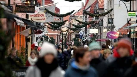 Adelsgatan fylldes som vanligt tidigt med julflanörer.