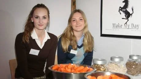 Emma Andersson och Cecilia Ahnsäter, grundare av företaget Make My Day, har ridit till en häst.