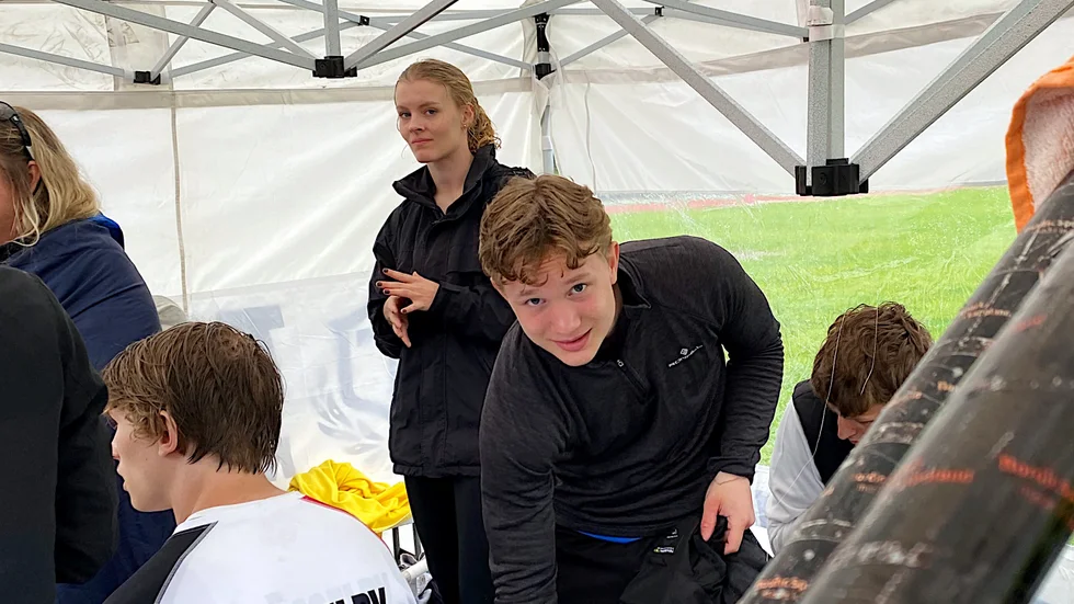 Linus Jönsson fick avbryta SM-finalen i stav under uppvärmningen på grund av sin skadade axel.