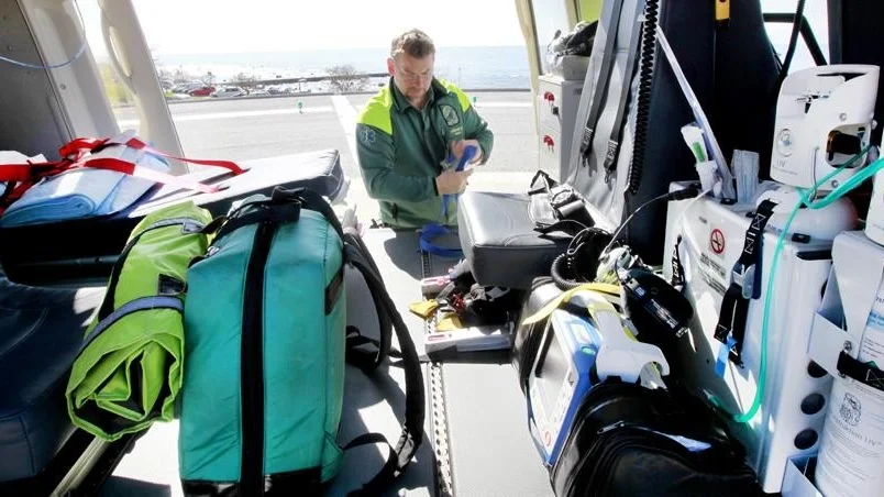 Mycket arbete har lagt ned på att få ned vikten på utrustningen i helikoptern. Det har inte hjälpt. Nu får ambulansflyg användas för att transportera patienter till fastlandet. Med på bilden är sjuksköterskan Håkan Bendroth.