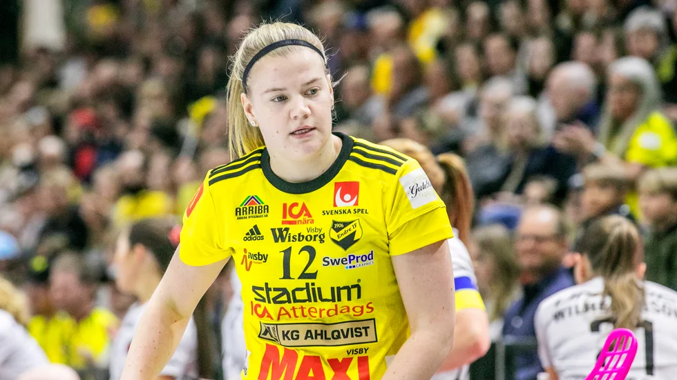 Ellen Bäckstedt är uppvuxen på Öland, men lämnade tidigt för studier på RIG Umeå och senare Endre. Nu gör hon sin femte säsong i klubben.