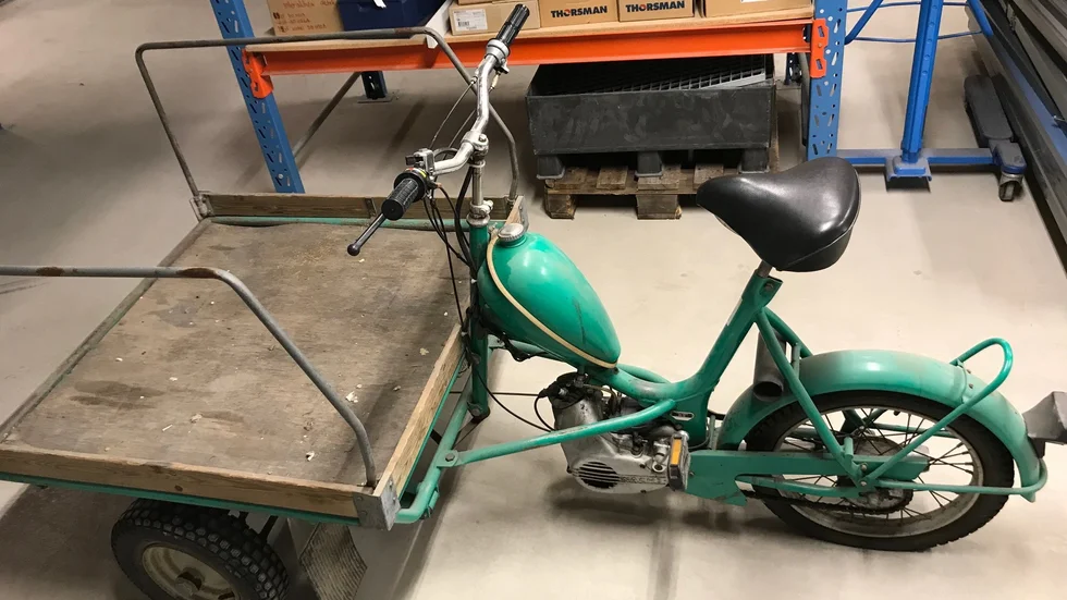 Ingen vet riktigt längre, men gissningsvis har den gamla flakmoppen jobbat tillsammans med en vaktmästare på ett sjukhus i länet en gång i tiden. Står i Eskilstuna och är bensindriven.