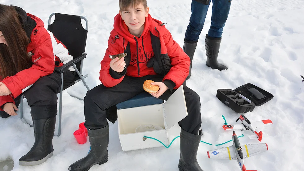 Vlad fick upp en liten fisk när ukrainarna fick chansen att provpimpla i Svartbyträsket. "Jag tycker om att fiska", säger han.