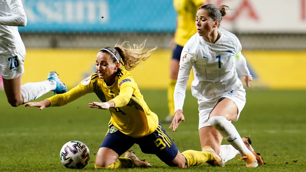 Sara Björk Gunnarsdóttir, i vitt, har kritiserat arenorna som EM spelas på. Arkivbild.