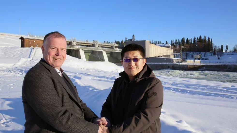 GRÖN EL. Erik Svensson, vd för Bodens utvecklingh AB,  och N.G. Zhang, vd för Canaan Creative, framför ett av kraftverken i Boden. Grön el är en av orsakerna till att det kinesiska bolaget valt Boden som etableringsort.