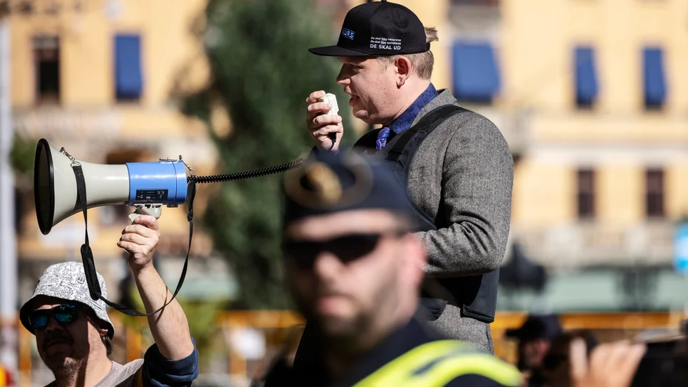 Rasmus Paludan, ledare för det danska högerextrema partiet Stram Kurs, vid ett tidigare torgmöte i Stockholm. Arkivbild.