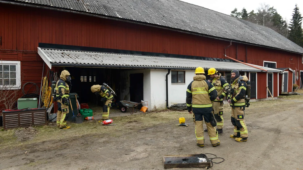 Räddningstjänsten fick rycka ut efter att det börjat brinna inne i en ladugårdsbyggnad.