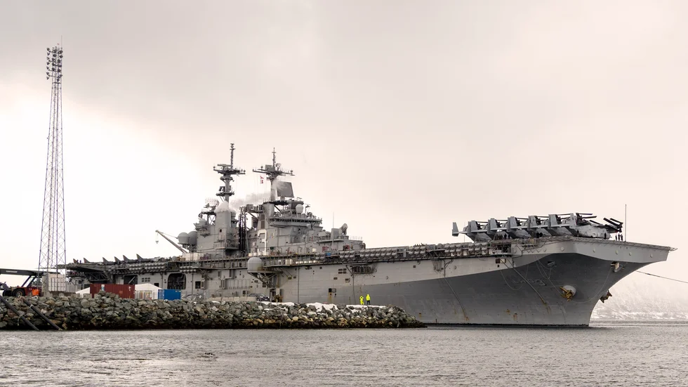 USS Kearsarge, som just nu besöker Tromsö, har en längd på 257 meter och är beväpnad med missiler av olika slag och ett trettiotal helikoptrar av olika typer. Besättningen är på drygt      3 000 personer.