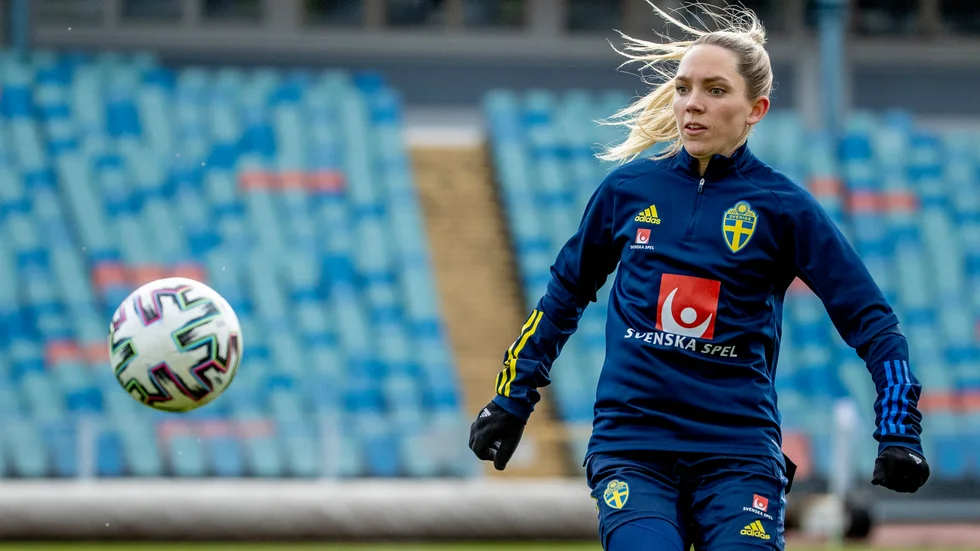 Elin Rubensson under fredagens träning på Ullevi i Göteborg inför fotbollsdamernas VM-kvalmatch mot Irland på tisdag.