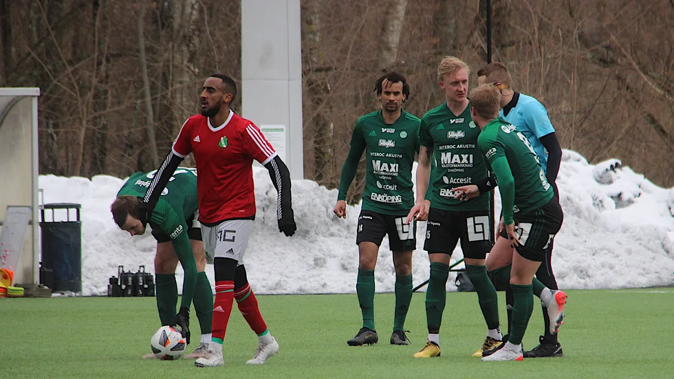 Linus Zetterström, Alexander Persson Njie, Johan Lindgren och Rasmus Lindgren förbereder en frispark en bit in på Sundbybergs planhalva.
