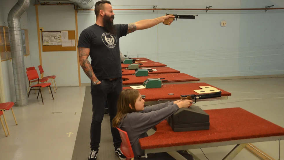 Oliver Rodén och dottern Olivia träningsskjuter samtidigt i pistolklubbens skyttehall som blir digital till hösten..