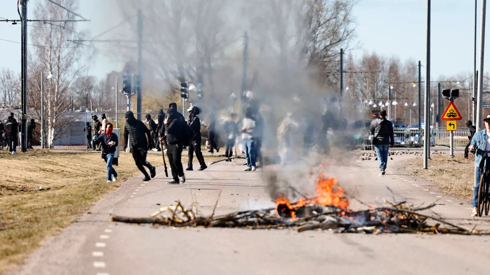 Fyra unga män riskerar föngelsestraff om de fälls i tingsrätten.