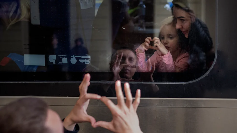 En pappa säger hejdå till sin dotter och sin fru på tågstationen i Lviv, i västra Ukraina. Bild tagen på långfredagen, 15 april.