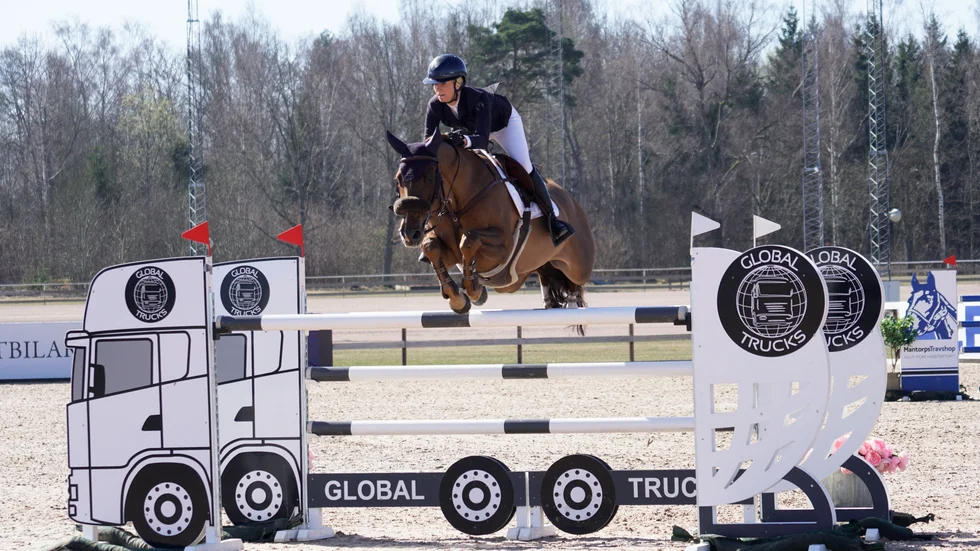 Hedda Wallin och Carrero T Z flyger över omhoppningens sista hinder med god marginal. 