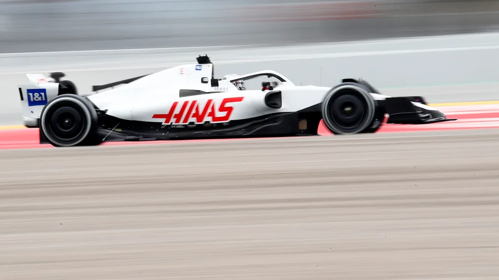 Nikita Mazepin under en försäsongsträning med F1-stallet Haas. Sedan dess har både Mazepin, och hans pappa Dimitrij, kastats ut från stallet. Arkivbild.