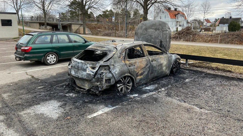 En bil på Bjurstorpsgatan blev totalförstörd i en av fyra bilbränder på kort tid i Katrineholm under natten till långfredagen.