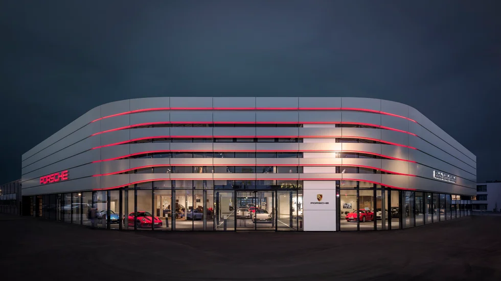 Porsche Center i Uppsala kommer att få en ny design jämfört med de befintliga anläggningarna i Sverige. Byggnaden kommer att påminna om Porsche Center i Dortmund.