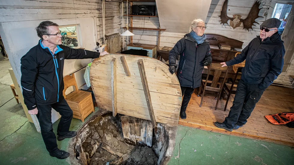 Hans Sandlund, till höger, har skänkt garveribyggnaden till Föreningen Sjulnäs garveri som nu ser fram emot en stor renovering. Ordförande Per-Åke Ershag och sekreterare och projektledare Stina Brolin Bergman är två av eldsjälarna. 