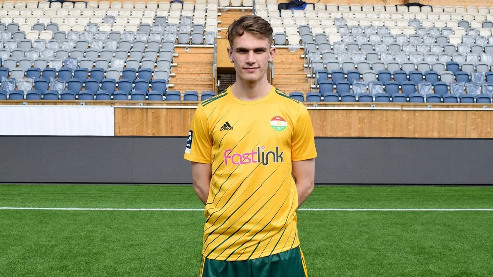 Lagkaptenen Christoffer Styffe visar upp nya matchtröjan.