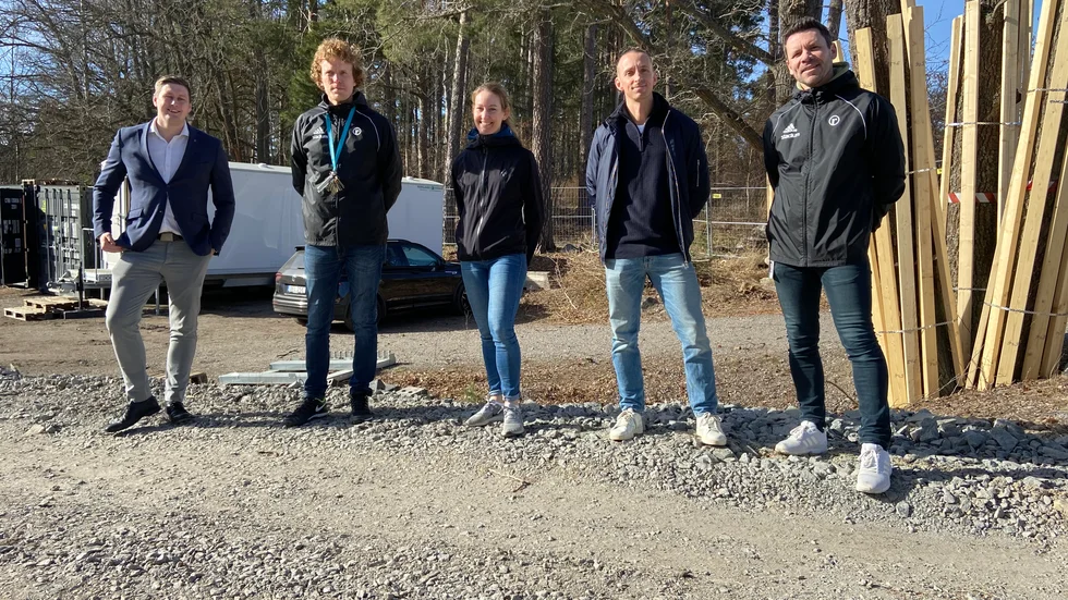 Redo för utegympa! Robin Tannarp, Andreas Larsson, Jennie Andersson, Andreas Jaurinder och Peter Luksic ser träningssugna ut.