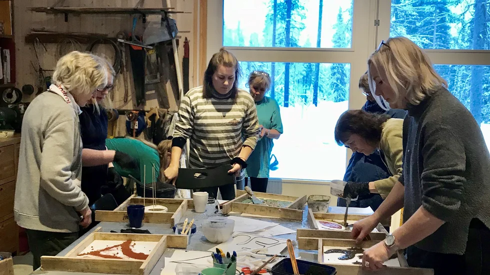 Bildlärare på workshop i Laxforsen hos skulptör Lena Kriström.
