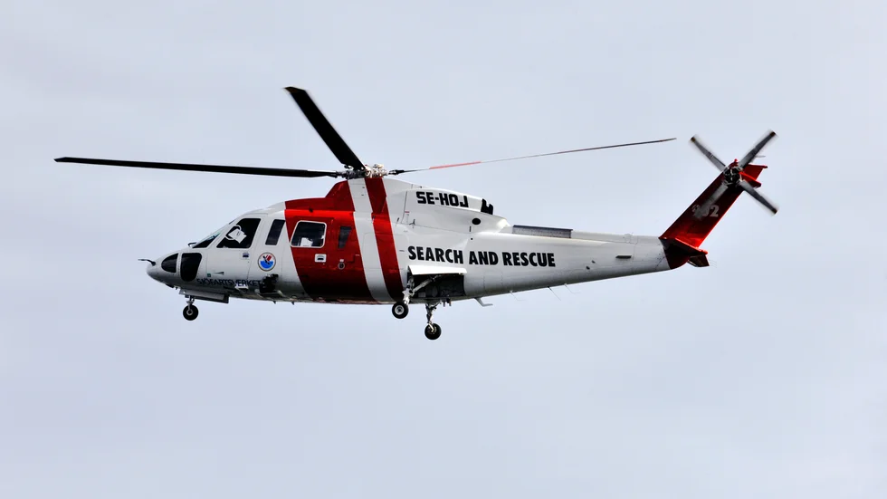 Larmet kom in vid lunchtid på tisdagen och sedan dess pågår en större sökinsats i området med helikopter och båtar från både Sjöräddningen och Kustbevakningen. Arkivbild.