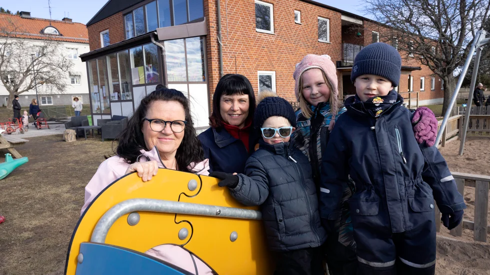Marianne Bengtsson, Cecilia Wisting, Hugo Hansson, Lycke Fagerkrantz och Elias Hansson trivs alla på Kuddby förskola.