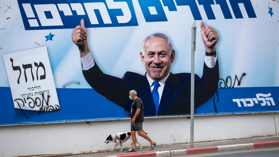 Tummen upp från Benjamin Netanyahu i ett konfettiregn – den israeliska premiärministern har drivit en valkampanj med ovanligt positiva undertoner.