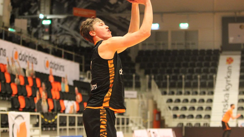 David Jolinder har svarat för en lovande första säsong i ligan - men kan vara förlorad för svensk basket nästa säsong. 19-åringen lockas av att testa på spel på college.