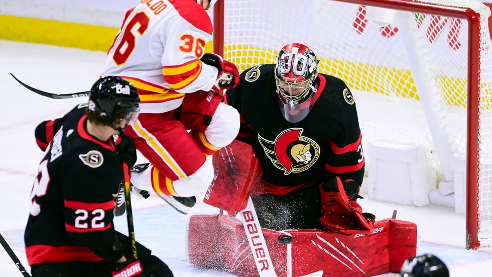 Ottawas Filip Gustavsson gör en av sina räddningar mot Calgary.