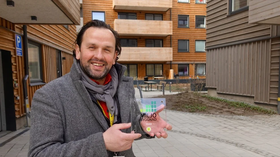 Leonidha Llambro, projektledare på Sigtunhem, är stolt över att deras fyra hus i Sigtuna stadsängar har certifierats som MIljöbyggnad Silver.