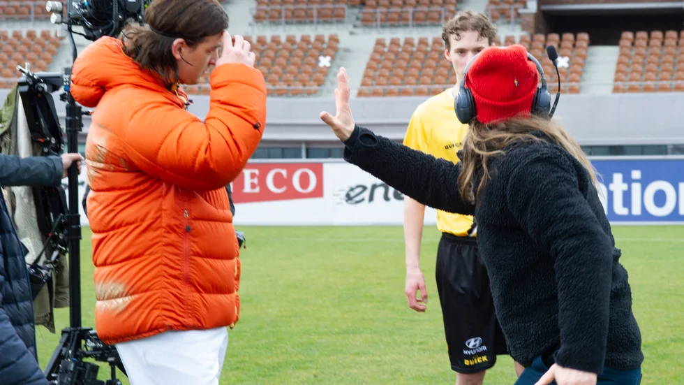 Gör så här, instruerar regissören Jens Sjögren huvudrollsinnehavaren Granit Rushiti och lokala statister under inspelningen av filmen om Zlatan Ibrahimovic på Olympiastadion i Amsterdam.