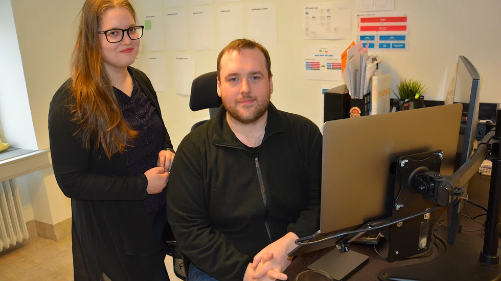 Sara Lindgren med sambo Chris Longridge jobbar båda på Estate Logs i Boden. " Vi behöver mer personal till hösten", säger Lindgren.