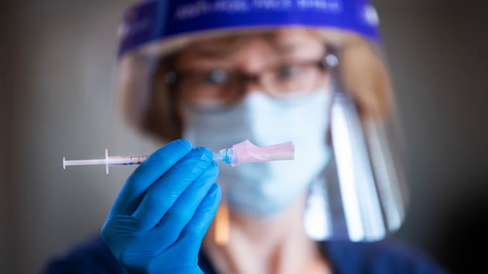 Vaccinationerna fortsätter, sedan i måndags har regionen också öppnat upp för de mellan 50-59 år. De bedöms vara mer aktiva på nätet och får därför inte något brev innan.