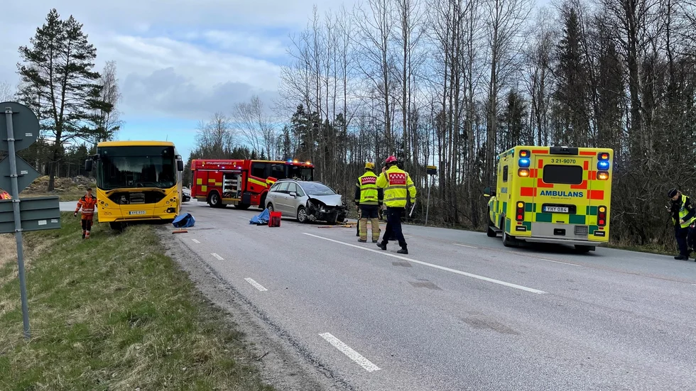 Under torsdagsmorgonen krockade en buss och en bil på väg 272.