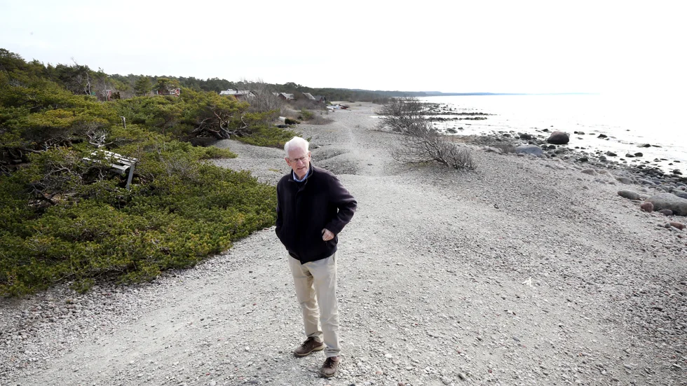 Ingvar Carlsson på stranden nedanför sommarstugan i Lummelunda. Här älskar han att vandra och titta ut mot horisonten.
