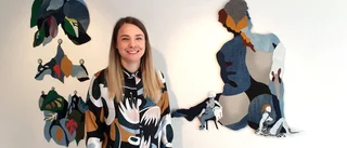 Riina Kauppi målar med tyg     