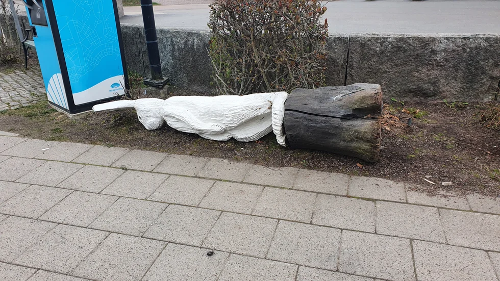 Den lokalt välkända träskulpturen vid torget i centrala Tjällmo efter vandaliseringen i maj iår. 